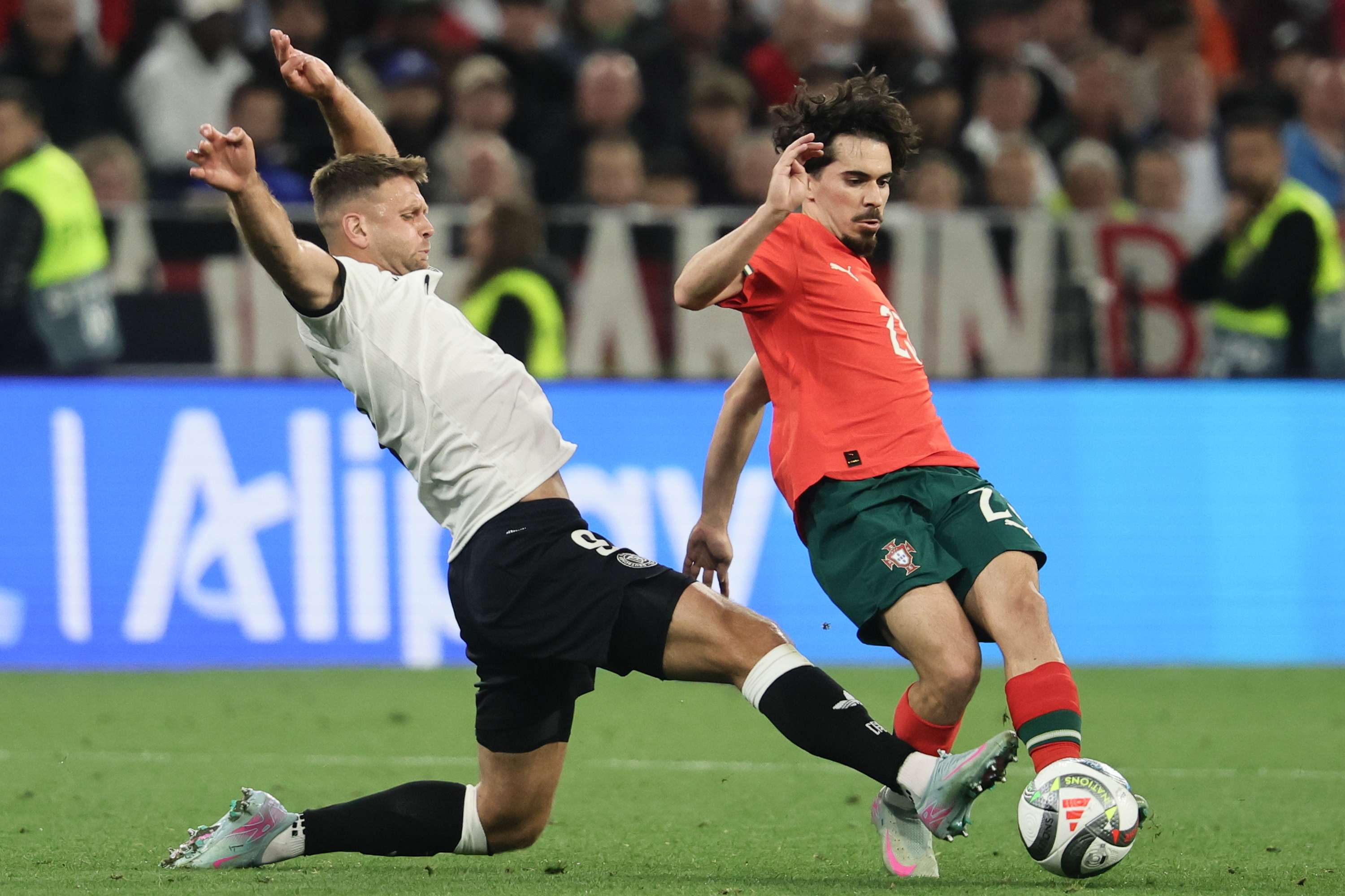 爱游戏中国-关于冲刺阶段葡萄牙体育遗憾出局：欧冠节点到来，球迷炸锅，赛季目标并未改变的信息